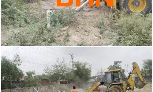 हायर सैकंडरी स्कूल की जमीन पर की गई तारबंदी को प्रशासन ने जेसीबी से हटवाया