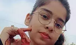 मोबाइल पर गेम खेल रही थी छात्रा, मां ने डांटा तो लगा ली फांसी