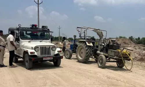 अवैध फेल्सपार के मामले में दो ट्रैक्टर कम्प्रेशर और एक ट्रैक्टर ट्रॉली जब्त अवैध फेल्सपार के मामले में दो ट्रैक्टर कम्प्रेशर और एक ट्रैक्टर ट्रॉली जब्त