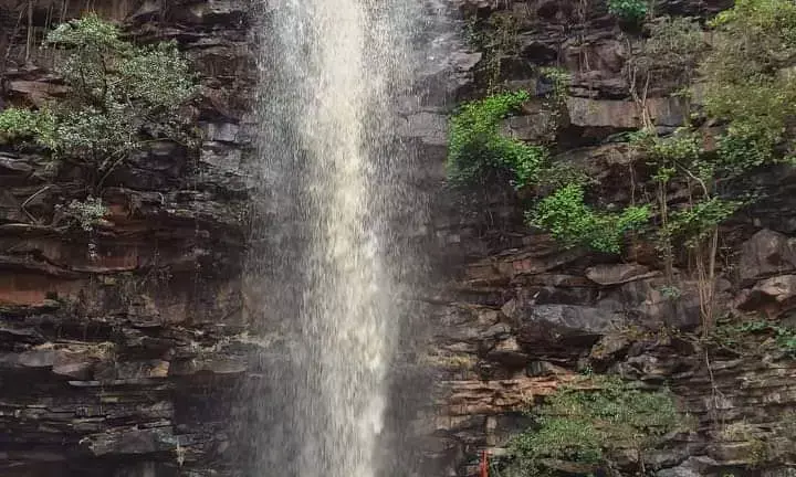 भानपुरा में बड़ा महादेव की पहाड़ी पर झरना शुरू