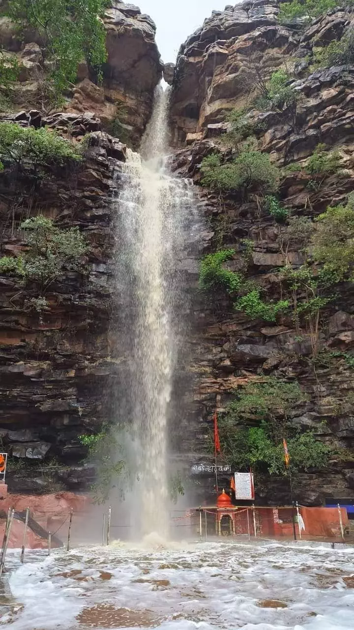 भानपुरा में बड़ा महादेव की पहाड़ी पर झरना शुरू भानपुरा में बड़ा महादेव की पहाड़ी पर झरना शुरू