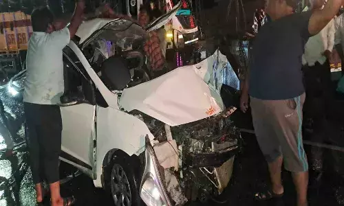 हाईवे पर विजयनगर के पास कार और ट्रेलर की भिड़ंत, पति पत्नी और ढाई साल के मासूम समेत चार लोगों की मौत