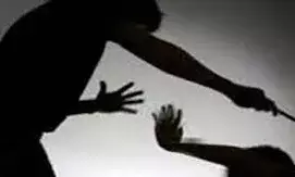 पैंसठ साल के बुजुर्ग पिता को पीटता है बेटा, खाने को भी नहीं देता, शराब के लिए मांगता है रुपये, केस दर्ज