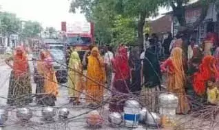 पेयजल सप्लाई नहीं होने से गुस्साई महिलाए,जहाजपुर-देवली मार्ग पर लगाया जाम पेयजल सप्लाई नहीं होने से गुस्साई महिलाए,जहाजपुर-देवली मार्ग पर लगाया जाम