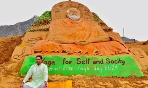 सैंड आर्टिस्ट ने डेढ़ सौ टन  रेत में बनाई योग करते PM की प्रतिमा