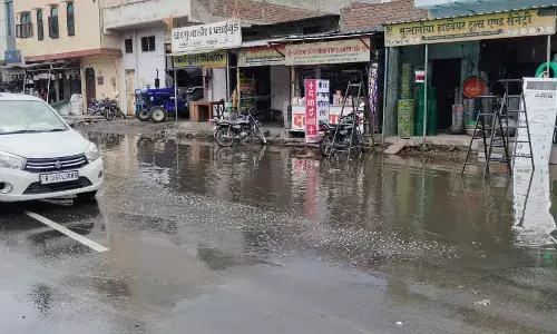 लोगों में गुस्सा, कटाक्ष में बोले- श्रेयजीवियों को कराए नौका विहार