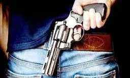 बंगाली ढाबे के पास पुलिस ने संदिग्ध युवक को दबोचा, मिली पिस्टल बंगाली ढाबे के पास पुलिस ने संदिग्ध युवक को दबोचा, मिली पिस्टल