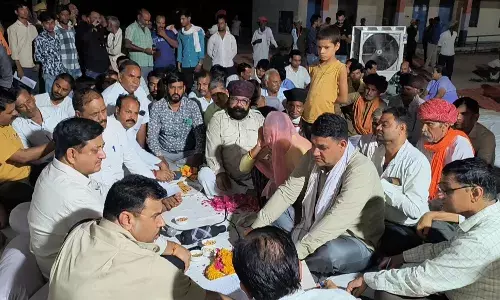 ग्रामीणों के बीच जमीन पर कलक्टर ने लगाई चौपाल, सुनी समस्या, दिए निर्देश