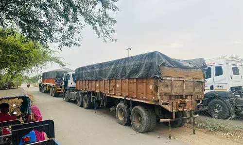 बजरी परिवहन करते तीन ट्रेलर जब्त