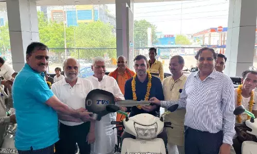 दिव्यांगजनों को स्कूटियां वितरित