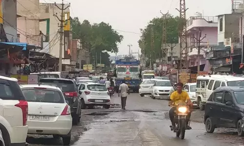जाम के डर से कारोई में आती रोडवेज बसे