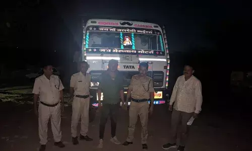 अवैध खनन पर कार्रवाई जारी, एक जेसीबी और डंपर जब्त