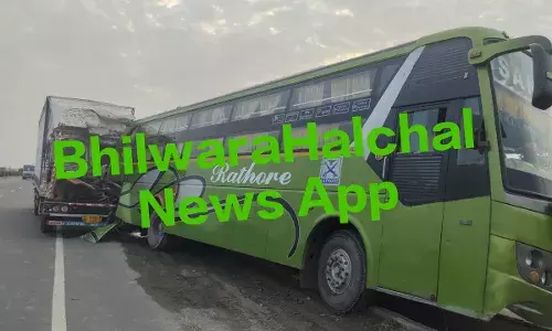 हाइवे पर खड़ी ट्रैवल्स बस को कंटेनर ने मारी टक्कर, बीएसएफ के जवान सहित चार यात्री चोटिल