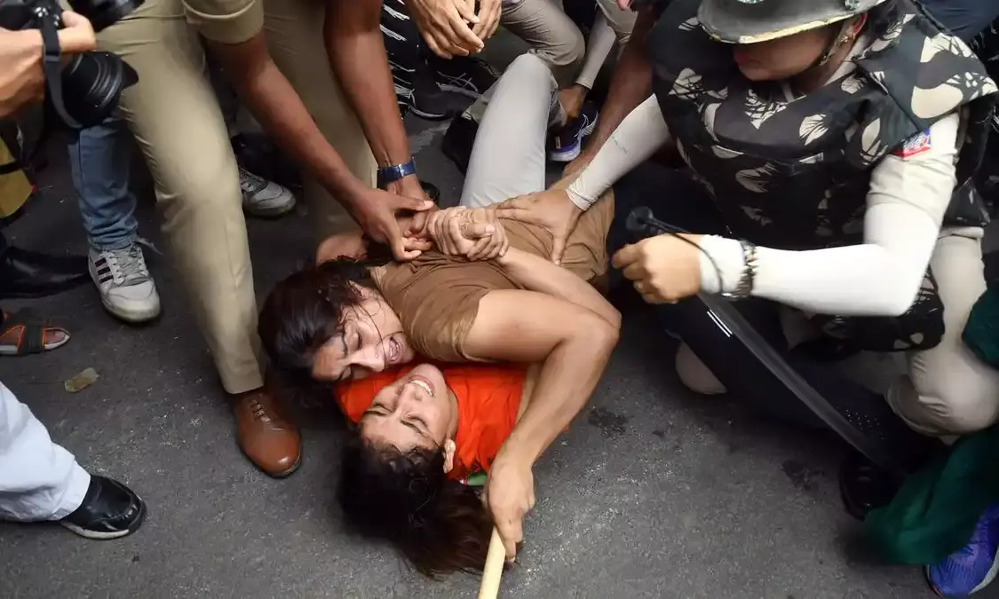 नकल को लेकर 25 की गिरफ्तारी, सड़क से संसद तक हंगामा जारी