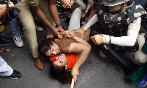 नकल को लेकर 25 की गिरफ्तारी, सड़क से संसद तक हंगामा जारी