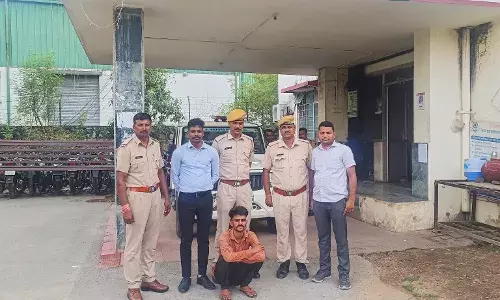 अच्छी कार्यवाही करने के नाम से साईबर फ्रॉड करने वाला फर्जी पुलिस अधिकारी गिरफ्तार