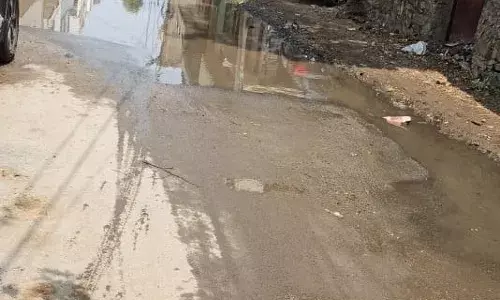 सीवरेज लाईन फुटने से काॅलोनीवासी परेशान