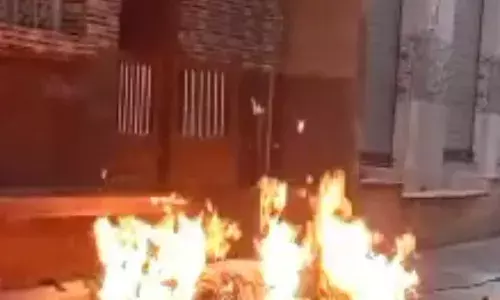 घरेलू सिलेंडर में रिसाव से घर में लगी आग, कोई हताहत नहीं घरेलू सिलेंडर में रिसाव से घर में लगी आग, कोई हताहत नहीं