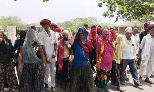 पेयजल को लेकर ग्रामीण में हा-हाकार, चंबल प्रोजेक्ट कार्यालय पर दिया धरना