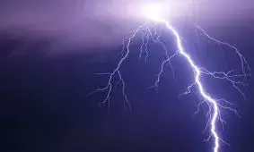 खुदाई कर बाहर निकल रहा मजदूर कुएं में गिरा, हुई मौत, आकाशीय बिजली भी गिरी