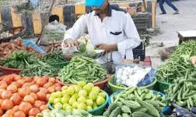 महंगाई से बिगाड़ रहा घर का बजट  टमाटर हुआ लाल तो प्याज निकाल रहा आंसू दाम सुन मुंह फेर रहे लोग