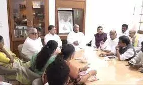 खरगे के आवास पर इंडिया नेताओं की बैठक,सरकार को घेरने के लिए तय हुए ये मुद्दे खरगे के आवास पर इंडिया नेताओं की बैठक,सरकार को घेरने के लिए तय हुए ये मुद्दे