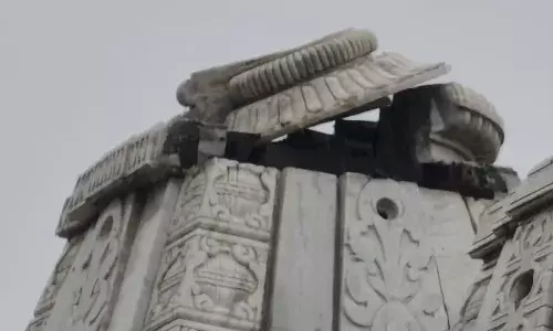 बिजली गिरने से मंदिर का शिखर क्षतिग्रस्त