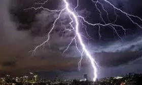 बारिश से बचने के लिए जा रहे थे घर, बिजली ने ले ली जान; दो किसानों की मौत