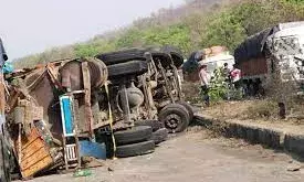 भीषण सड़क हादसा: आपस में भिड़े दो ट्रक, हादसे में एक घायल, पांच घंटे लगा रहा जाम भीषण सड़क हादसा: आपस में भिड़े दो ट्रक, हादसे में एक घायल, पांच घंटे लगा रहा जाम