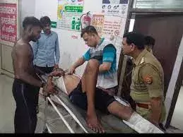 श्रद्धालुओं से भरा कैंटर अनियंत्रित होकर खाई में पलटा, 18 घायल