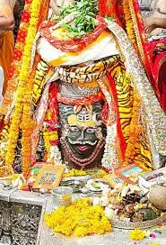 चन्द्र, त्रिपुंड और रुद्राक्ष की धारण की माला, भांग और भस्म रमाकर सजे बाबा महाकाल चन्द्र, त्रिपुंड और रुद्राक्ष की धारण की माला, भांग और भस्म रमाकर सजे बाबा महाकाल