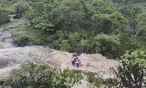 महाराष्ट्र में झरने में डूबने वाले एक ही परिवार के सात लोगों में दो की तलाश महाराष्ट्र में झरने में डूबने वाले एक ही परिवार के सात लोगों में दो की तलाश