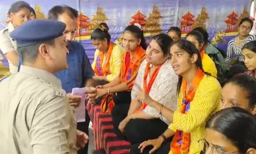 महाविद्यालय में कैमरे, सिक्यूरिटी गार्ड, महिला पुलिसकर्मी लगाने सहित 5 सूत्रीय मांगों को लेकर विद्यार्थी परिषद का गल्र्स कॉलेज के बाहर धरना