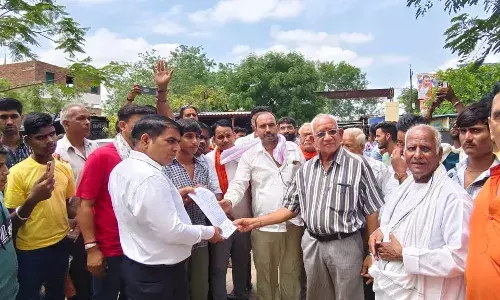 ओवैसी का फूंका पुतला, सौंपा ज्ञापन