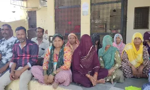 पानी की समस्या से आक्रोशित महिलाएं बैठी धरने पर, रूपये देकर खरीदना पड़ रहा है पानी पानी की समस्या से आक्रोशित महिलाएं बैठी धरने पर, रूपये देकर खरीदना पड़ रहा है पानी