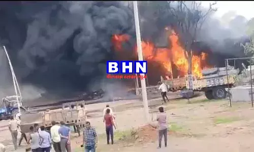 गैस सिलेंडर में विस्फोट के बाद होटल में लगी भीषण आग, दो कर्मचारी झुलसे, तीन बाइक खाक, मचा हडक़ंप, हाइवे पर लगा जाम