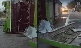 दिल्ली के रिंग रोड पर हादसा, सुबह-सुबह पलटी DTC बस, 15 यात्री बाल बाल बचे दिल्ली के रिंग रोड पर हादसा, सुबह-सुबह पलटी DTC बस, 15 यात्री बाल बाल बचे