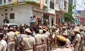 ट्रस्ट की जमीन को लेकर विवाद, मोहल्लेवासियों ने पुलिस पर बरसाए पत्थर