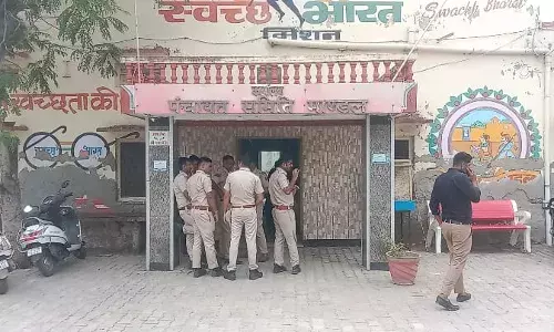 ज्ञापन देने आये थे लोग, चतुर्थश्रेणी कर्मचारी से कर दी मारपीट, विकास अधिकारी कक्ष में हुई घटना