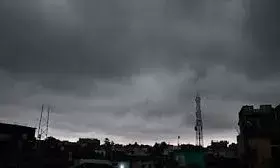 दिल्ली-एनसीआर में बुधवार को मौसम ने फिर ली करवट, आसमान में छाए घने बादल, बारिश से तापमान में गिरावट दिल्ली-एनसीआर में बुधवार को मौसम ने फिर ली करवट, आसमान में छाए घने बादल, बारिश से तापमान में गिरावट