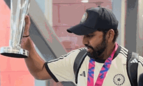टीम इंडिया का  दिल्ली में फैन्स ने किया जबरदस्त स्वागत, पहुंची होटल मिलेंगे प्रधानमंत्री से