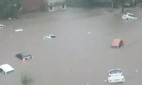 जयपुर में भारी बारिश के बाद बाढ़ जैसे हालात, पानी में तैरती नजर आई कारें