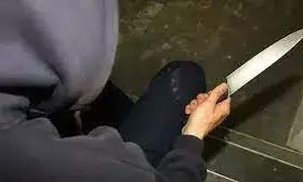 दिल्ली में मामूली विवाद पर चाकूबाजी में एक की मौत दिल्ली में मामूली विवाद पर चाकूबाजी में एक की मौत