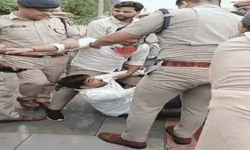 ट्रेन रोकने पहुंचे यूथ कांग्रेस कार्यकर्ता गिरफ्तार