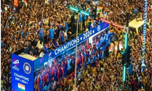 मुंबई में कई प्रशंसक घायल, सांस लेने में दिक्कत कुछ बेहोश