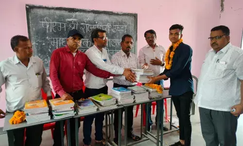 मांडलगढ़ विद्यालय में निशुल्क पाठ्य-पुस्तक वितरण