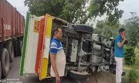 देवी दर्शन को जा रहे श्रद्धालुओं से भरी पिकप सड़क किनारे पलटी, 20 से अधिक लोग घायल देवी दर्शन को जा रहे श्रद्धालुओं से भरी पिकप सड़क किनारे पलटी, 20 से अधिक लोग घायल