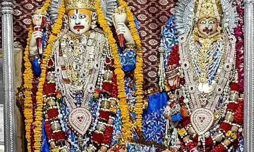 अमावस्या पर लक्ष्मीनारायण भगवान का किया भव्य श्रृंगार