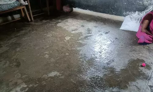 आंगनबाड़ी की टपकने लगी छत, जर्जर भवन हादसे का अंदेशा