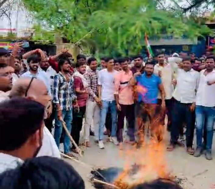 कोटड़ी में सीएम का पुतला फूंकते काग्रेस कार्यकर्ता फोटो हलचल कोटड़ी में सीएम का पुतला फूंकते काग्रेस कार्यकर्ता फोटो हलचल